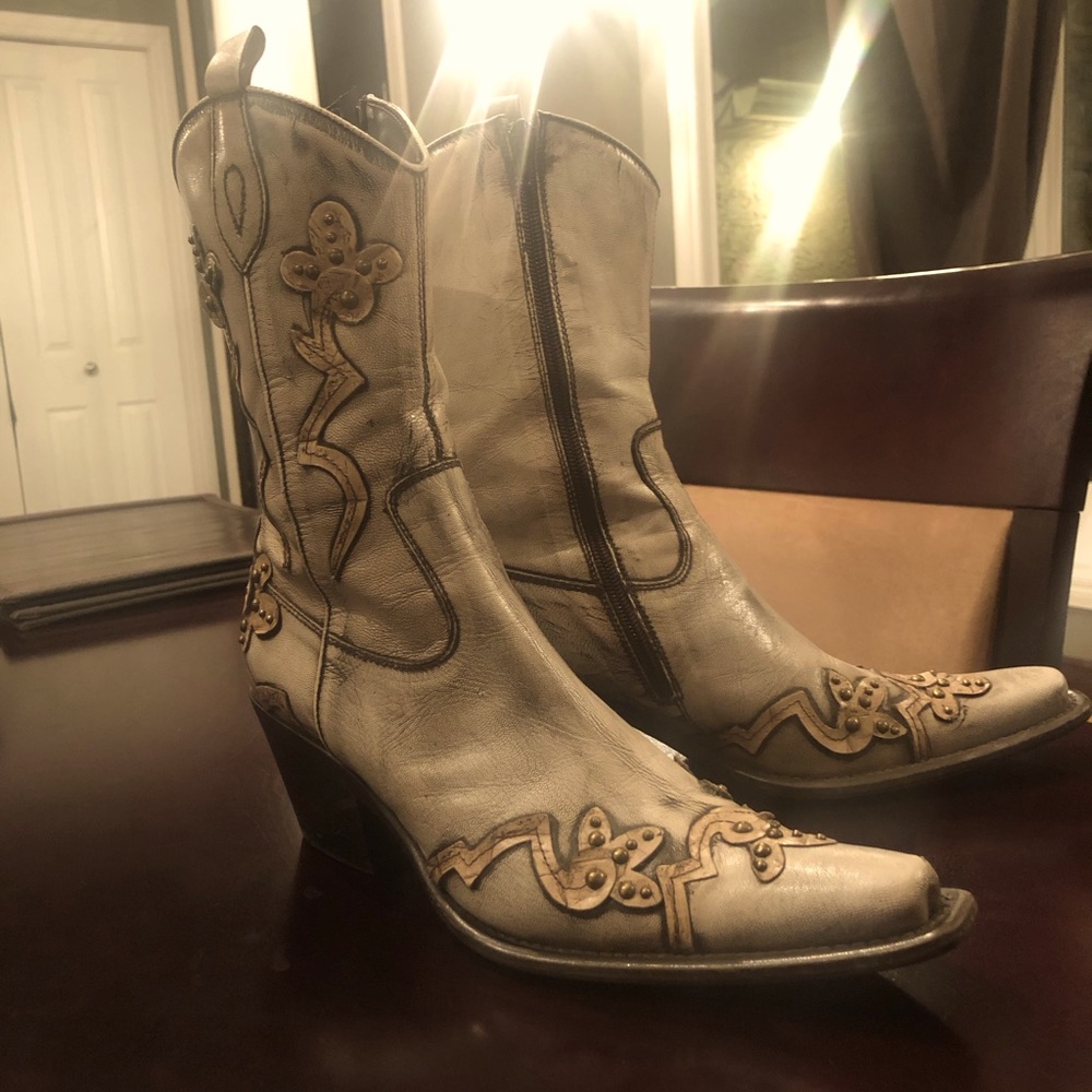 Women’s stunning beige Italian made cowboy boot Size 40